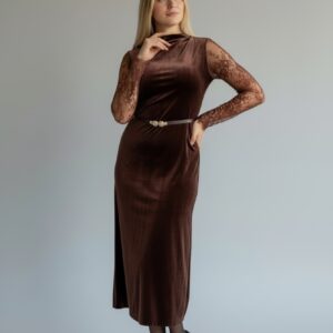 Samtkleid mit Spitzärmeln