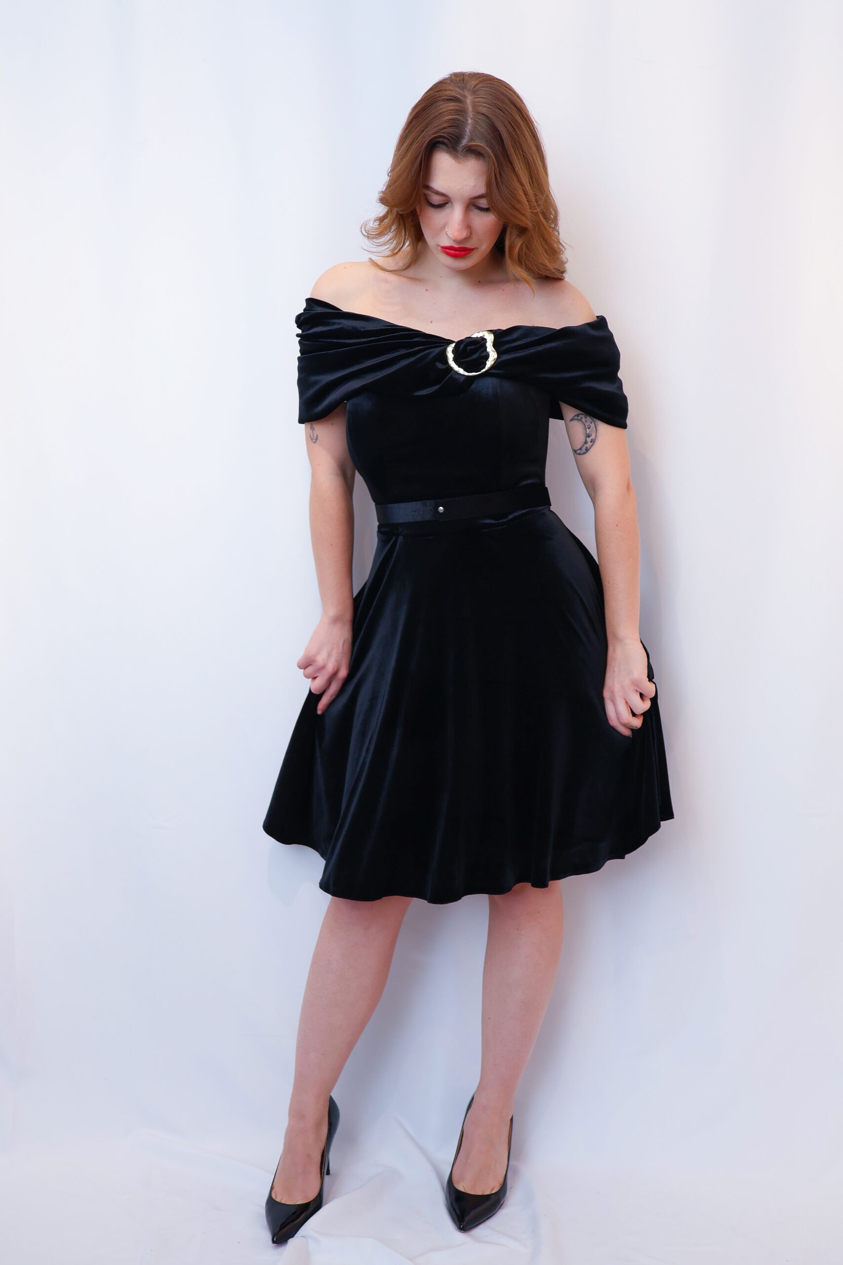 elegantes-off-shoulder-kleid-in-schwarz