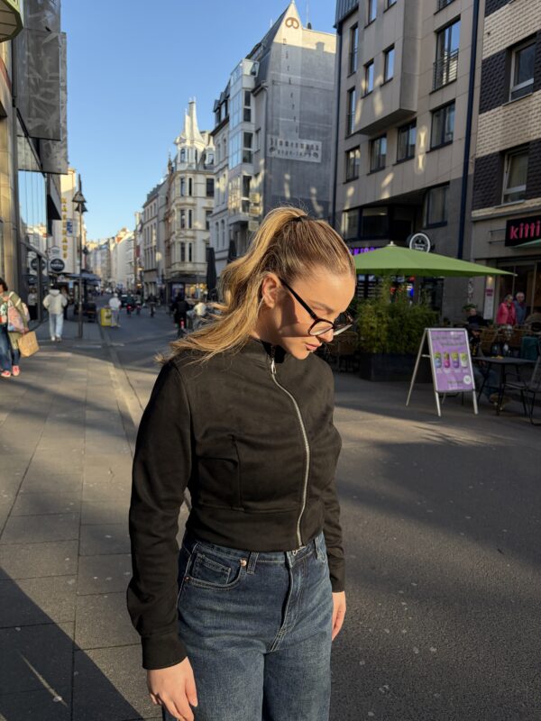 suedette-kurzjacke-in-schwarz